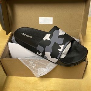 Steve Madden boy’s BBIZ Slipper
